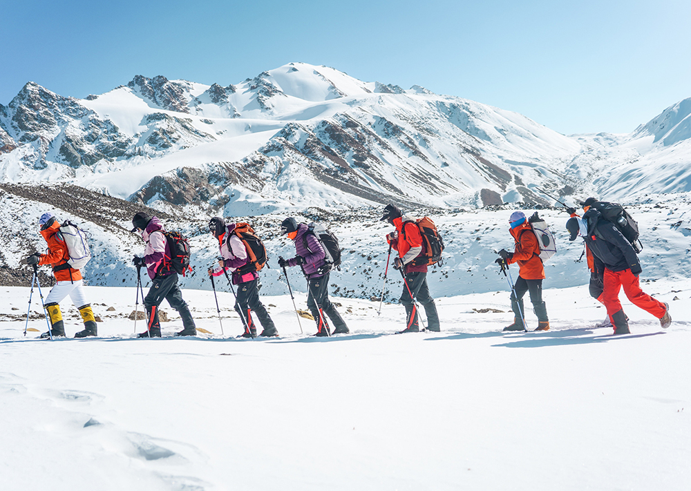 2025年岗什卡登山交流活动成功举行 全体队员成功登顶
